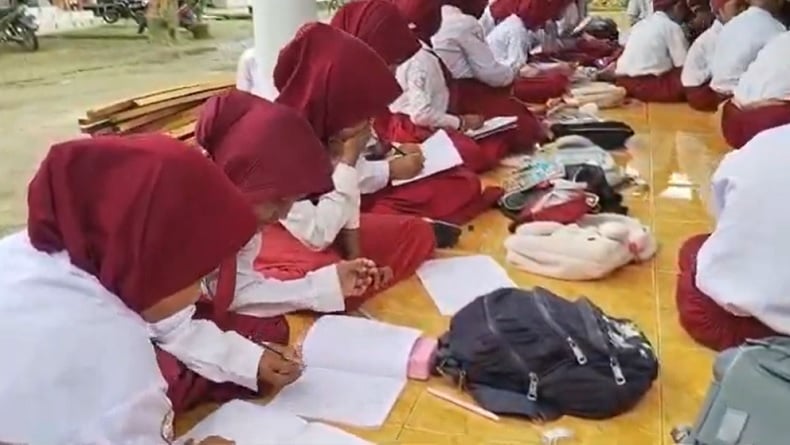 4 Ruang Kelas Ambruk, Siswa SDN Tlagah 2 Bangkalan Terpaksa Belajar di Rumah Warga