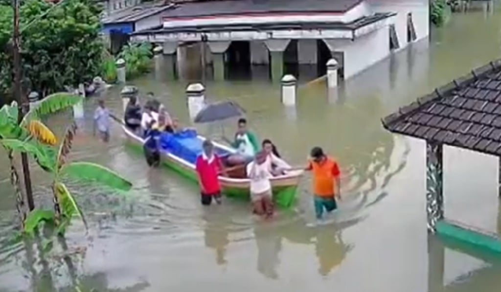 Viral Warga Pati Evakuasi Jenazah Pakai Perahu akibat Dikepung Banjir
