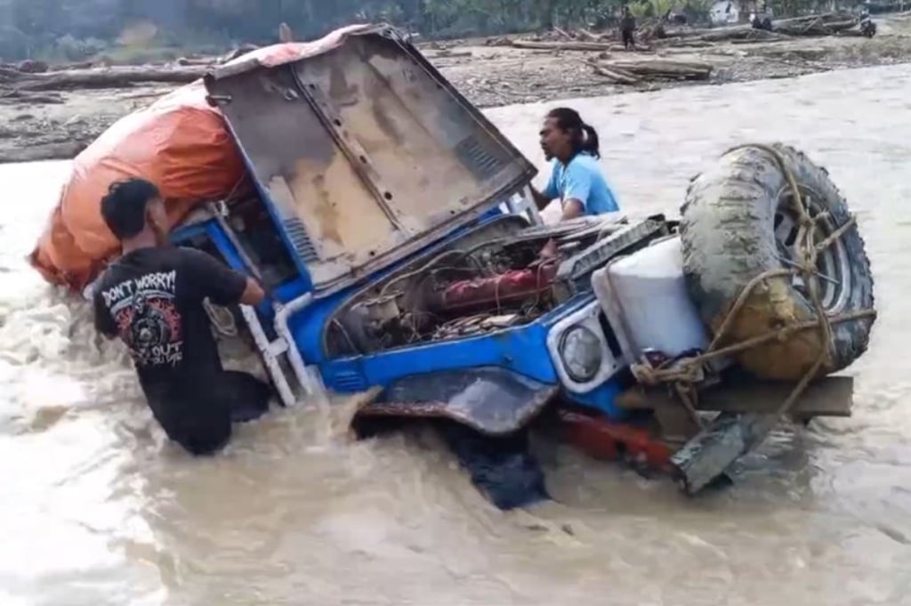 Terekam Video Mobil Relawan Bawa Bantuan Logistik Nyaris Hanyut di Sungai Gayo Lues