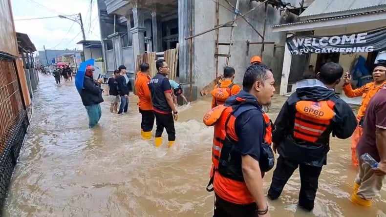 Tanggul Kalimalang Jebol, Ratusan Rumah di Karawang Terendam Banjir 