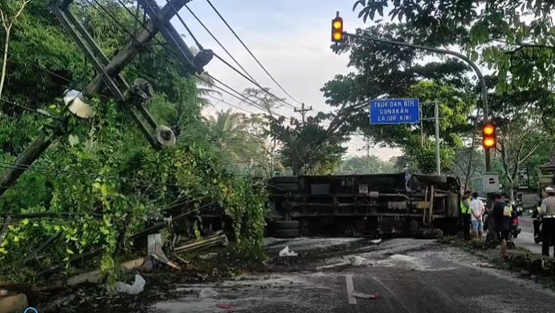 Rem Blong, Truk Bermuatan 25 Ton Beras Kecelakaan di Salatiga