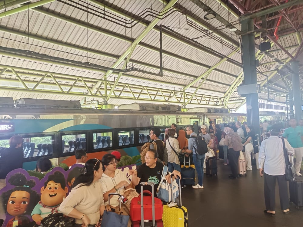 Libur Panjang Isra Mikraj, Stasiun Gambir Dipadati Penumpang