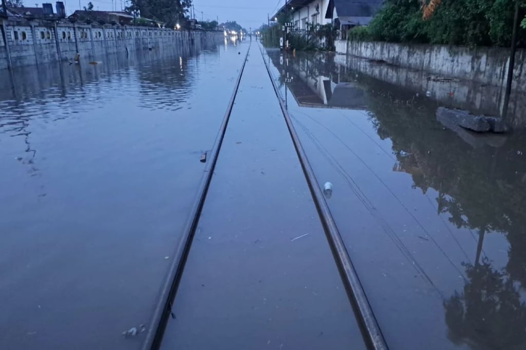 Jalur Kereta Pekalongan–Sragi Terendam Banjir, Sejumlah Jadwal KA Dialihkan dan Dibatalkan