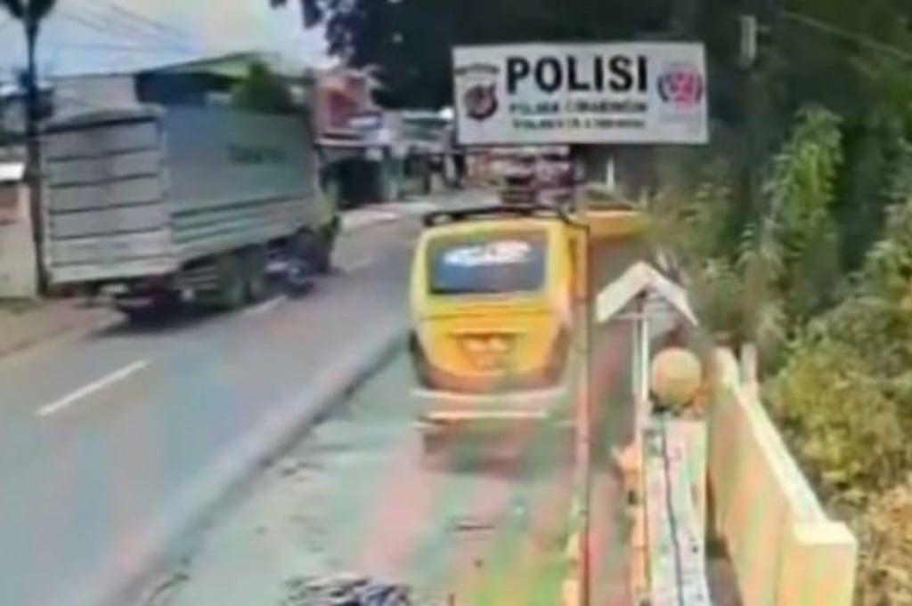 Kecelakaan Maut Elf Tabrak Motor di Jalur Cirebon-Bandung, Kakek dan 2 Cucu Tewas