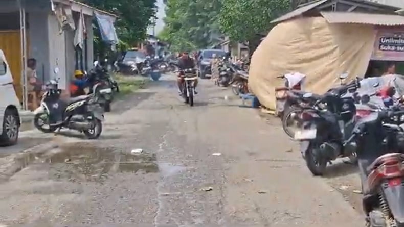 Banjir Karawang Kian Parah, Ribuan Warga Mengungsi hingga ke Jalanan