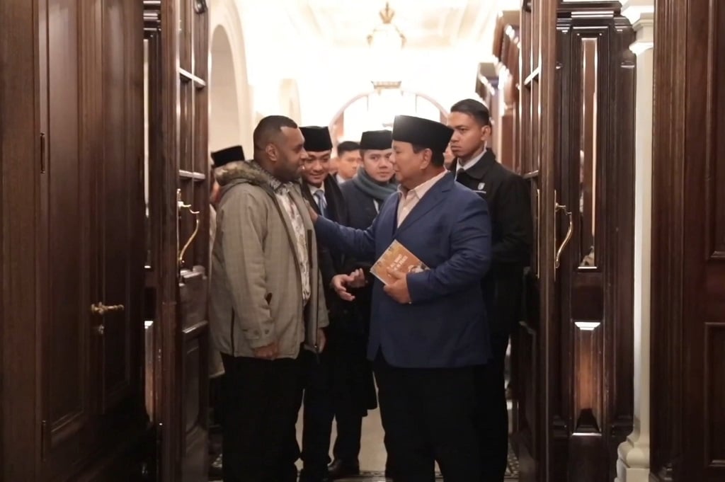 Bertemu Prabowo di London, Mahasiswa asal Papua Ini Berikan Buku Karyanya