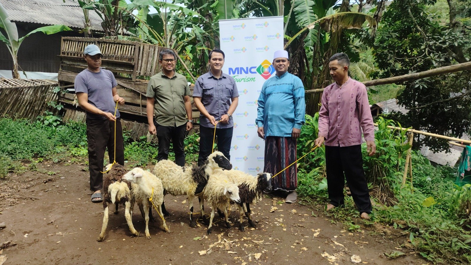 MNC Peduli, MNC Land dan KEK MNC Lido City Dorong Kemandirian Ekonomi Pesantren dengan Beri 5 Bibit Kambing