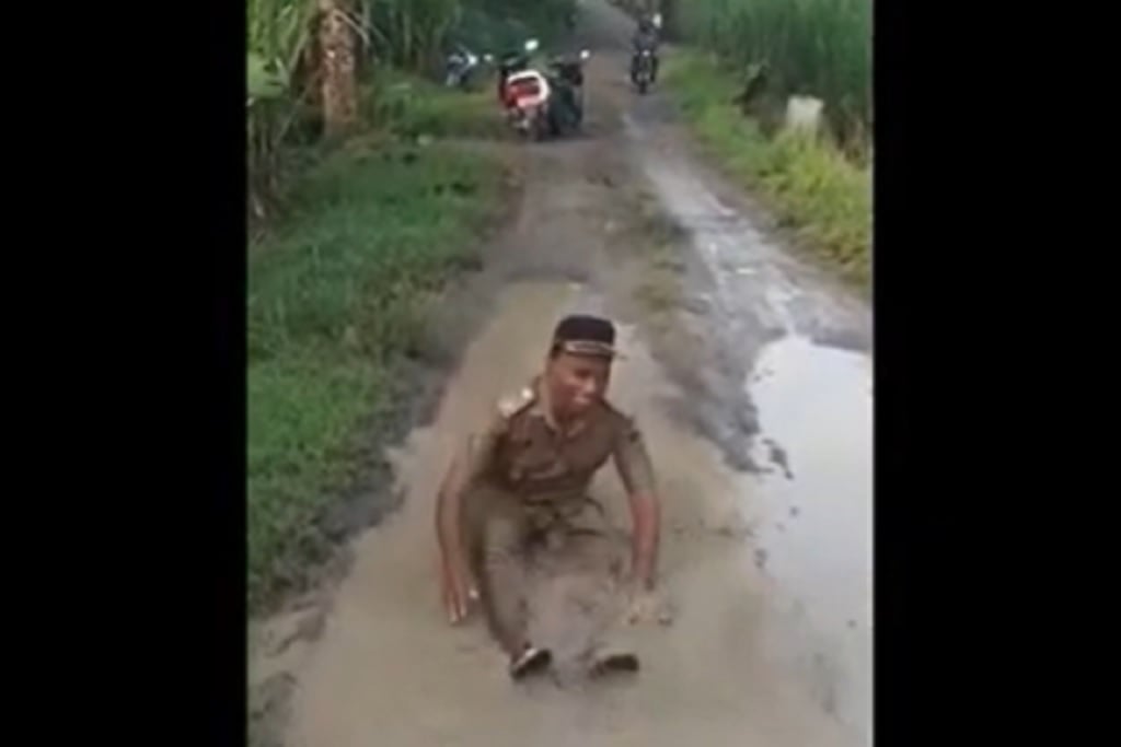 Viral Kades di Sragen Mandi Lumpur usai Terjatuh di Jalan Berlubang, Ini Penyebabnya