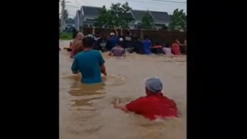 Kesal Sawah Terendam Banjir dan Gagal Panen, Petani di Tenjo Bongkar Pagar Beton Perumahan