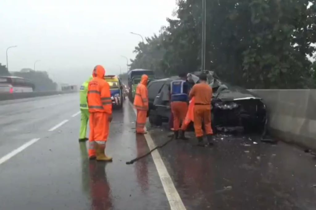 Kecelakaan Maut di Tol Cipularang, Pejabat Pemkab Bekasi Tewas usai Minibus Tabrak Truk