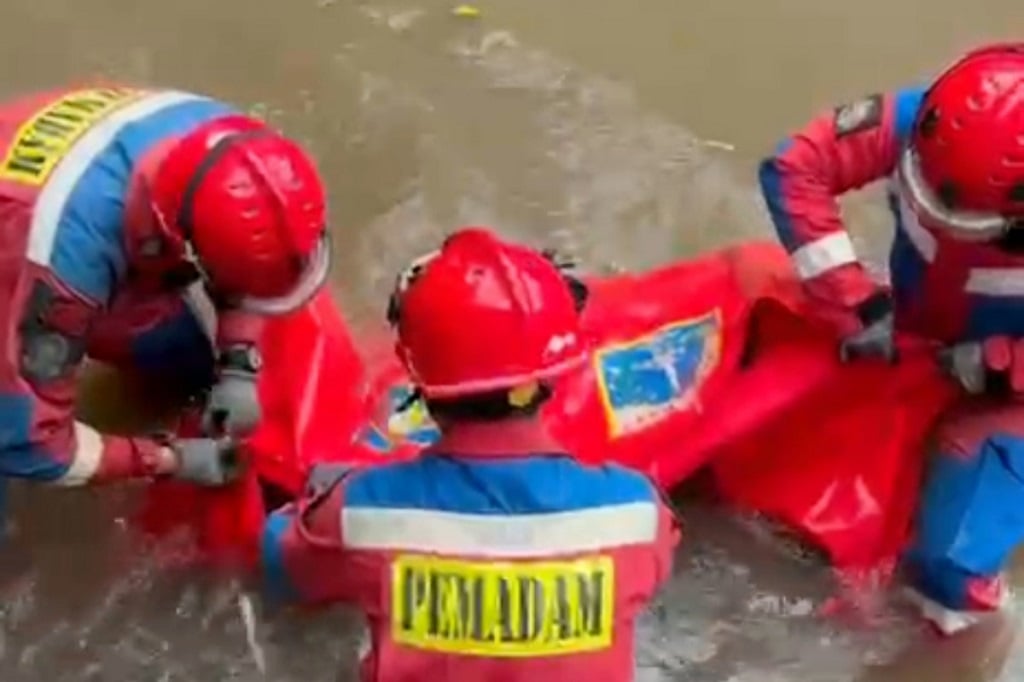 Geger! Mayat Mengambang di Kali Cililitan Jaktim, Tersangkut Sampah