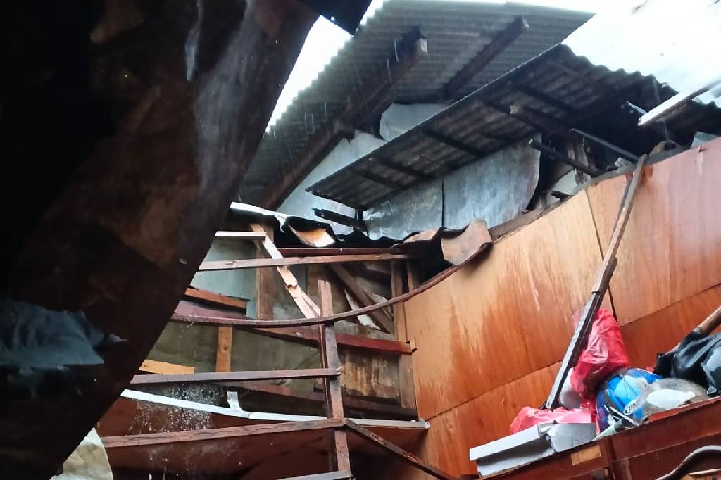 Rumah di Matraman Jaktim Ambruk usai Diguyur Hujan Deras, 1 Orang Luka