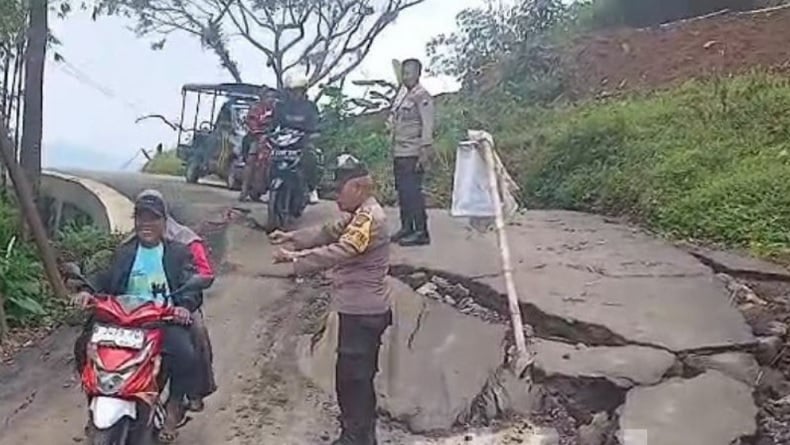 Jalan Raya Batunyana–Danasari Tegal Ambles akibat Hujan Deras, Mobil Tak Bisa Melintas