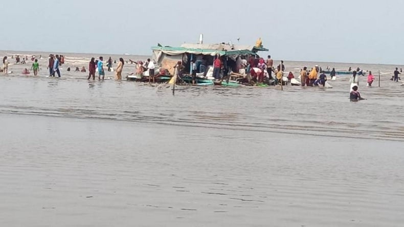 Kapal Bawa 7 Orang Pecah Lambung Dihantam Ombak Besar di Bengkalis