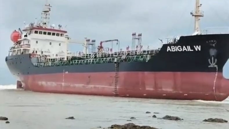 Cuaca Ekstrem Terjang Perairan Tuban, Kapal Tanker Kandas di Pantai Panduri