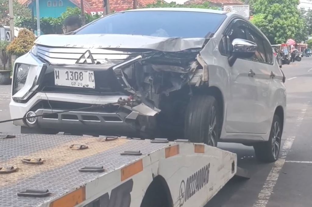 Kecelakaan di Lumajang, Mobil Kades Tabrak Pemotor Berboncengan Tewaskan 1 Orang