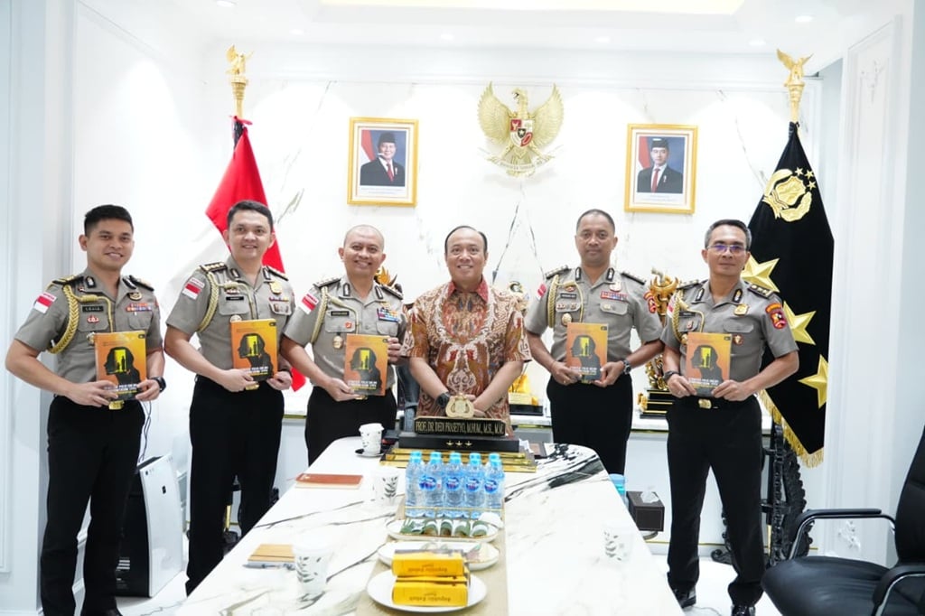 Lewat Buku, Wakapolri Titipkan Pesan Pemberantasan TPPA-PPO kepada Calon Atase Polri