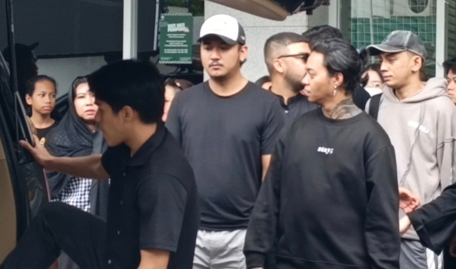 Mata Sembab, Reza Arap Setia Dampingi Jenazah sang Kekasih Lula Lahfah