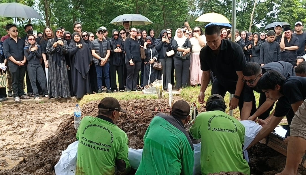 Jenazah Lula Lahfah Dimakamkan, Tangis Keluarga dan Sahabat Pecah