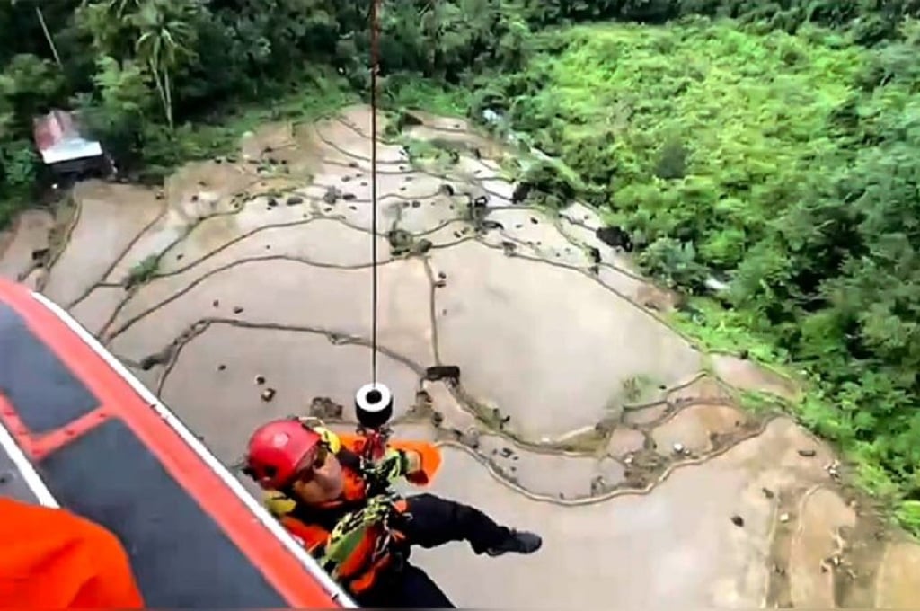 Heroik! Tim SAR Gelantungan di Helikopter Evakuasi Korban Pesawat ATR 42-500