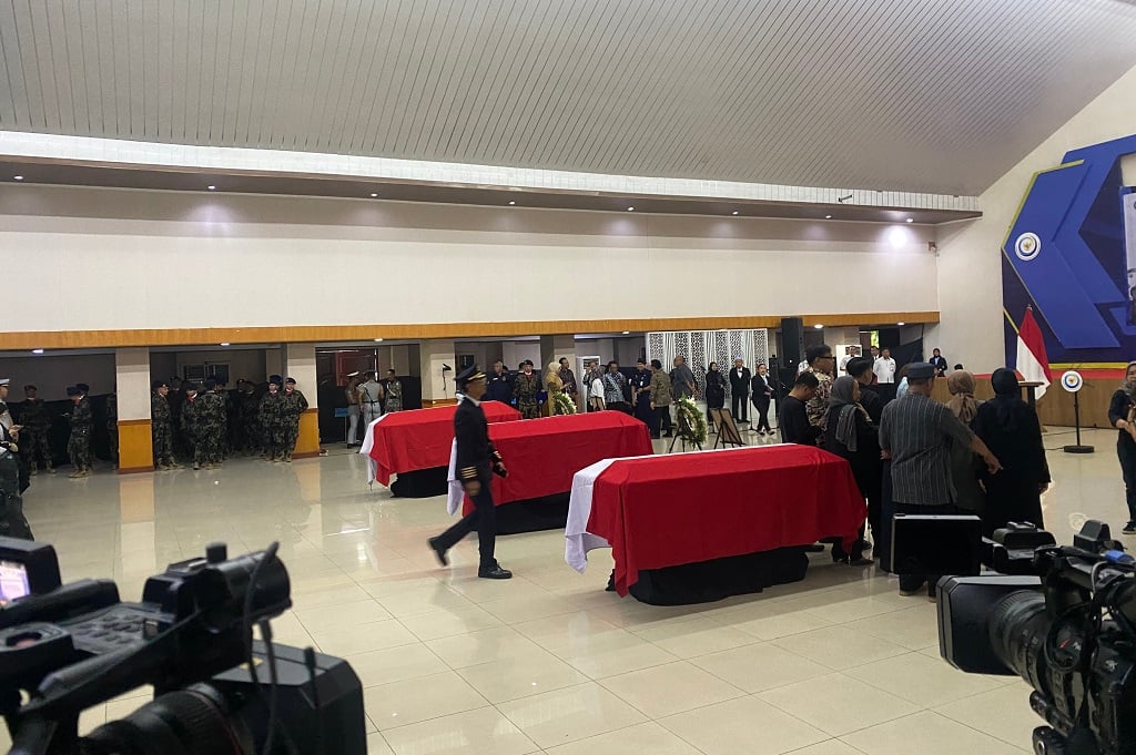 Menteri KKP Pingsan saat Penyerahan 3 Jenazah Pegawainya Korban Pesawat ATR