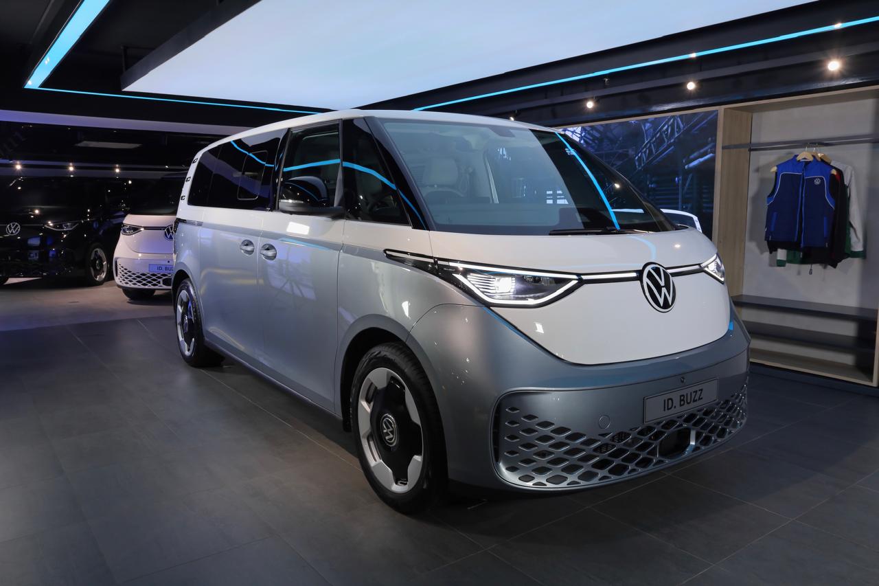 Volkswagen ID. Buzz BOZZ White Signature Edition Resmi Mengaspal di Indonesia, Intip Keunggulannya!