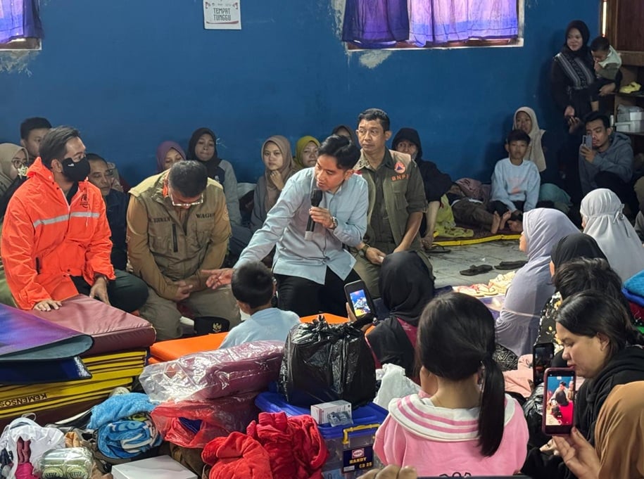 Gibran Temui Pengungsi Longsor Cisarua Bandung Barat, Janji Perbaiki Rumah Warga Terdampak