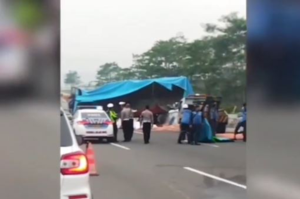 Detik-Detik Kecelakaan Beruntun 4 Kendaraan di Tol Cisumdawu Tewaskan 3 Orang