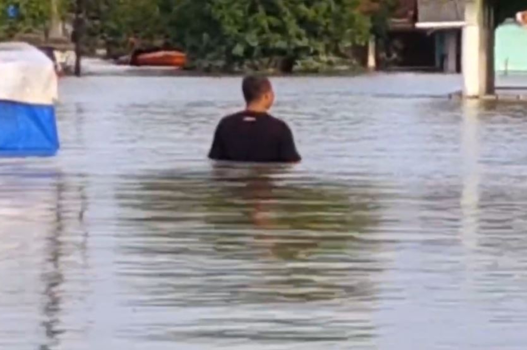 Sudah 10 Hari Banjir Rendam Karawang, Ketinggian Air Masih 1,5 Meter di Telukjambe Barat