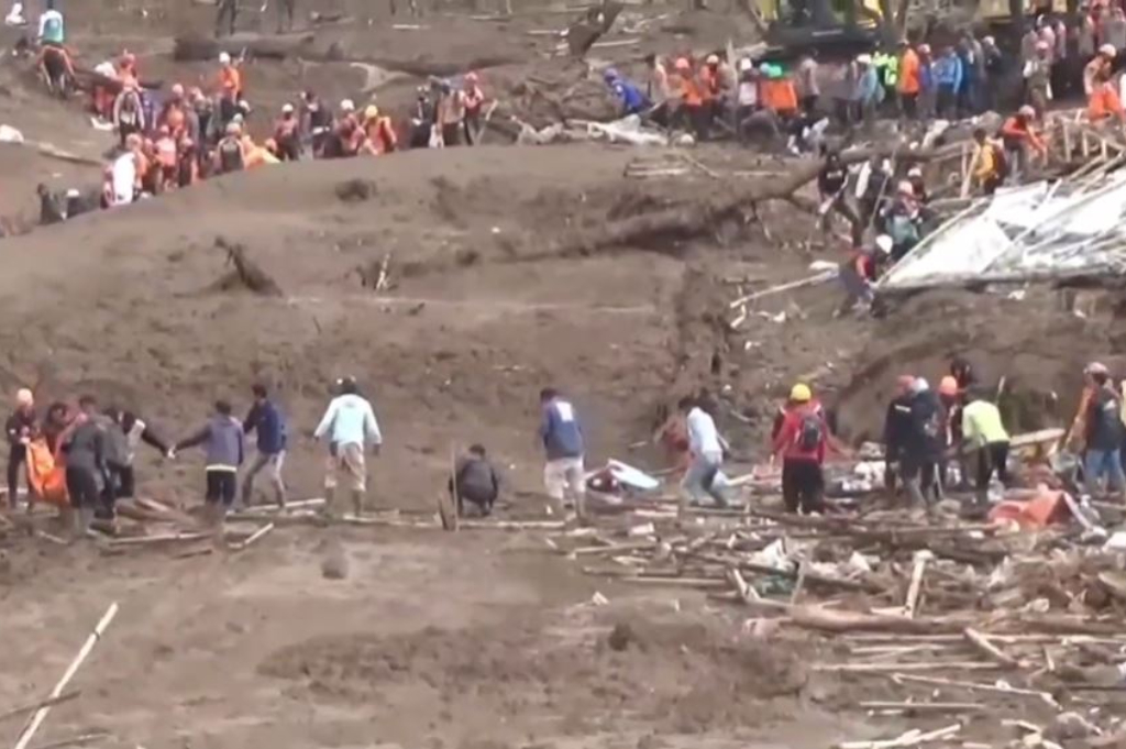 Update Korban Longsor Bandung Barat: 48 Kantong Jenazah Ditemukan, 32 Korban Masih Dicari