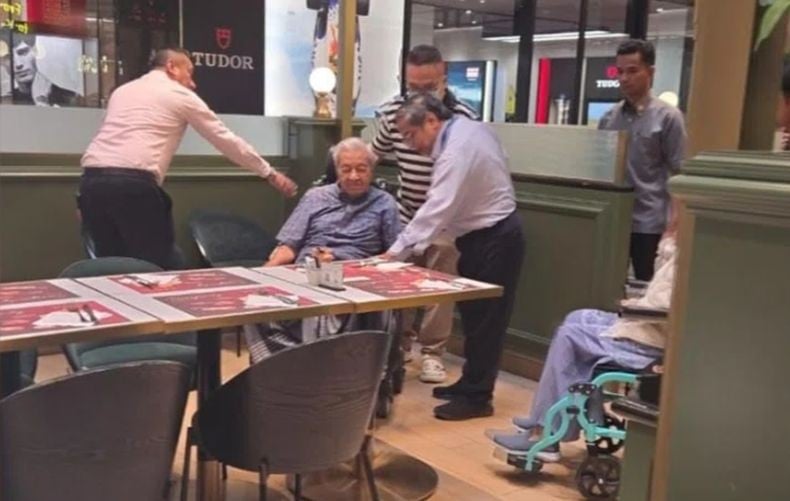 Kisah Mahathir Mohamad Jatuh hingga Patah Tulang: Saya seperti Tak Punya Kaki!