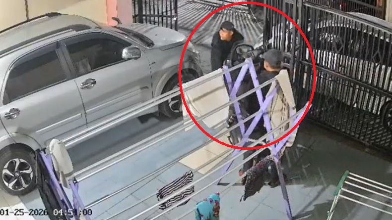 Viral! Maling Nekat Gotong Motor Curian di Medan Terekam CCTV