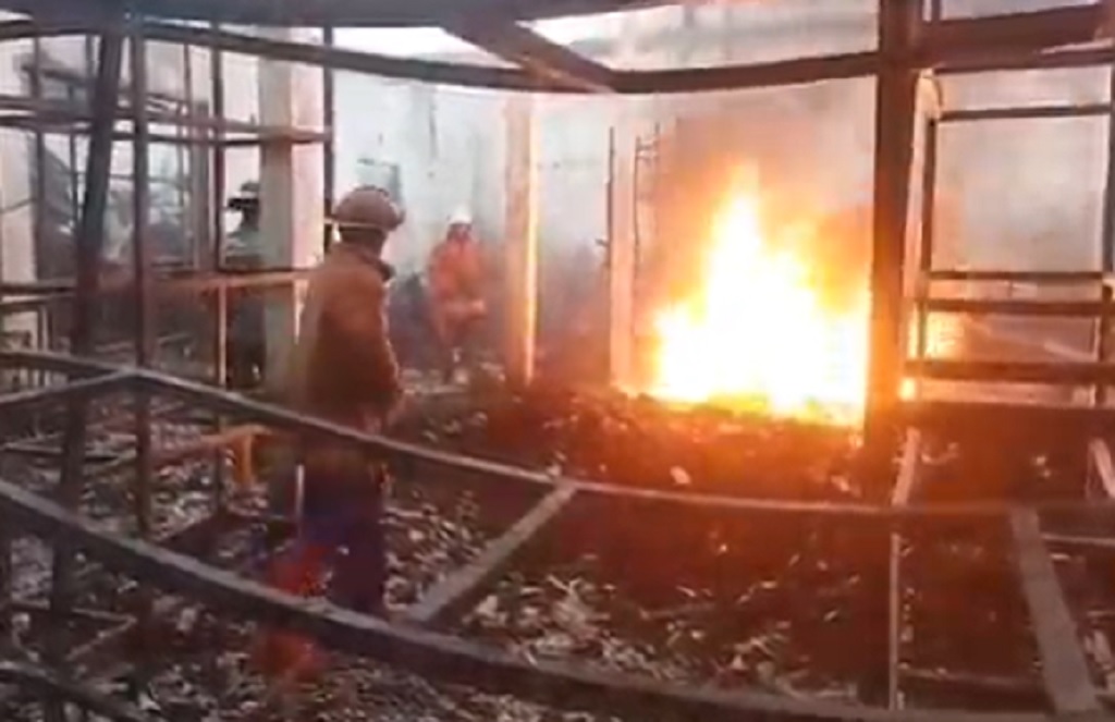 Kebakaran Gudang Sepatu di Mojokerto, Warga Panik Dengar Ledakan Keras