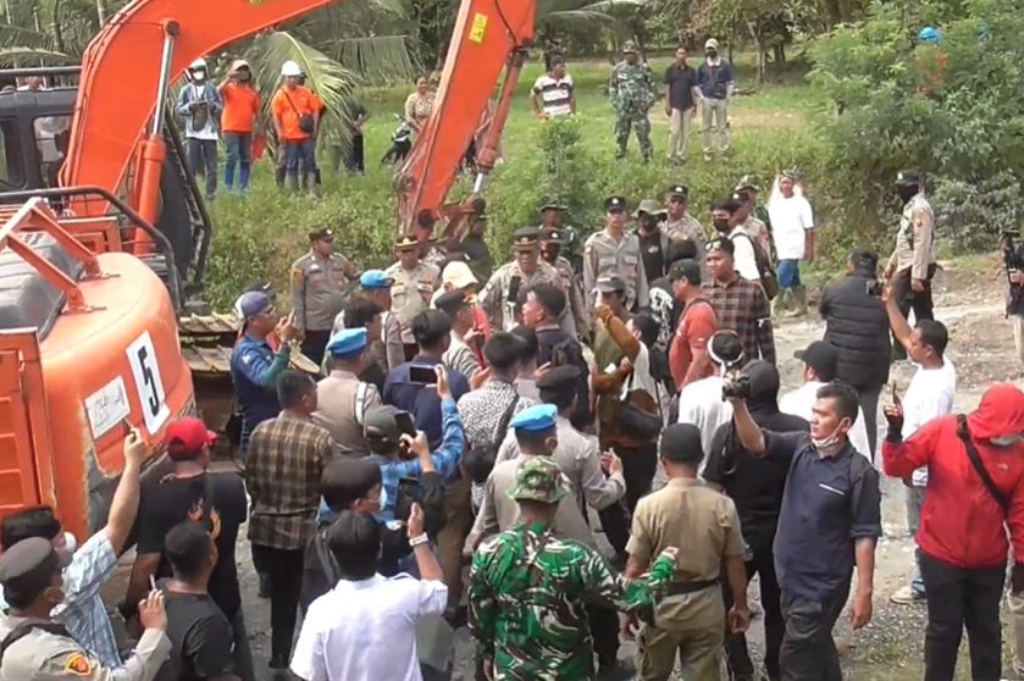 Memanas! Ratusan Warga Tolak Eksekusi Rumah Lahan di Padang Halaban Labura