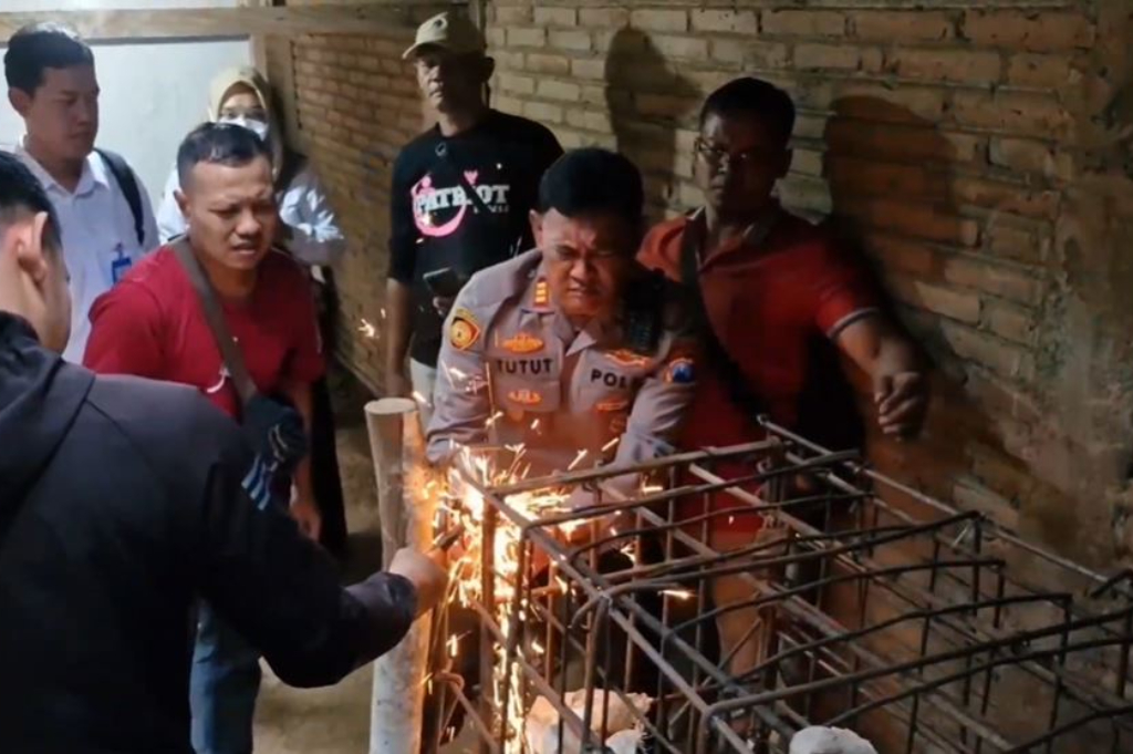 Pilu! Kakek di Ponorogo Dipasung selama 20 Tahun, Hidup dalam Kurungan Besi 2 Meter