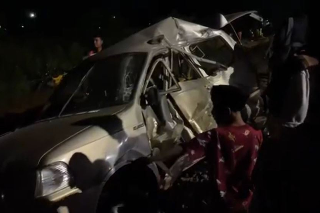 Kecelakaan Mobil Tertabrak Kereta Api di Lampung Utara gegara Mogok di Tengah Rel