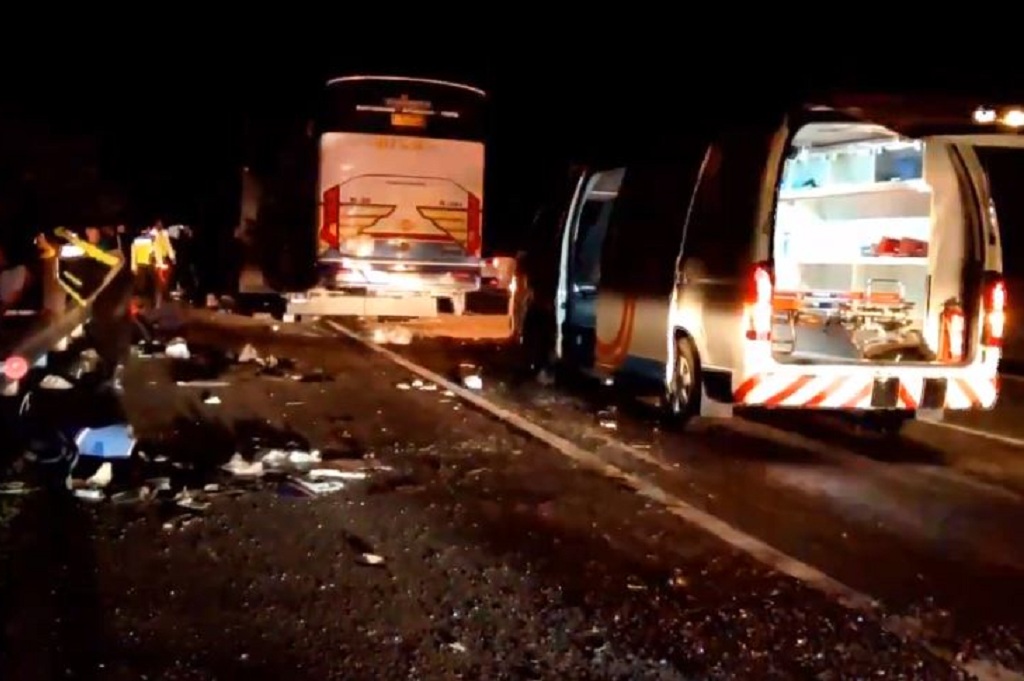 Kecelakaan Bus Tabrak Truk di Tol Magetan, Sopir Kritis dan 20 Penumpang Luka