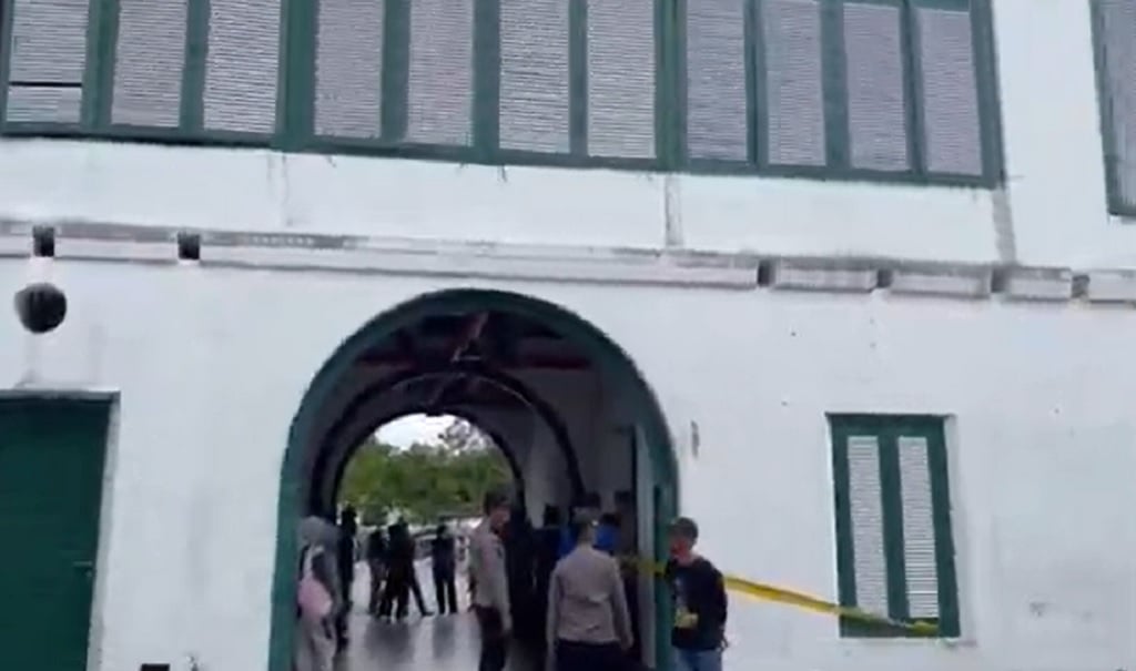 Lantai 2 Tangsi Belanda di Siak Runtuh, Belasan Siswa SD Jatuh dari Ketinggian 4 Meter