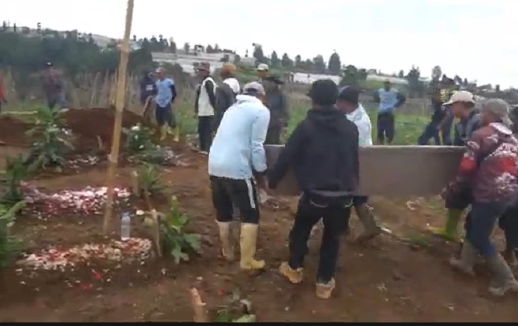 Update Longsor Lereng Burangrang Cisarua: 71 Korban Ditemukan, 13 Dimakamkan Massal