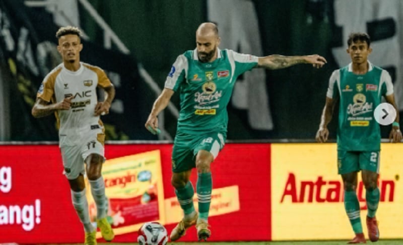 Drama VAR Menit Akhir! Persebaya Hanya Imbang Lawan 10 Pemain Dewa United