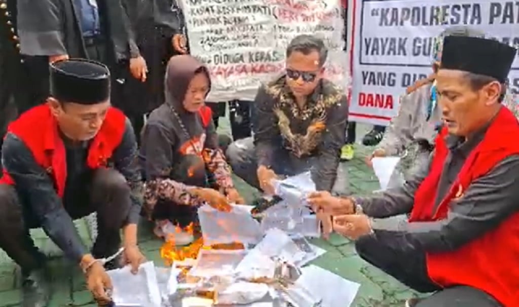 Sidang Aktivis Pati Ricuh! Massa AMPB Bakar Berkas BAP di Depan Pengadilan Negeri