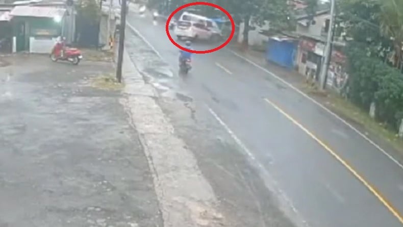 Detik-Detik Daihatsu Sigra dan Angkot Adu Banteng di Jalan Raya Labuan-Carita Terekam CCTV