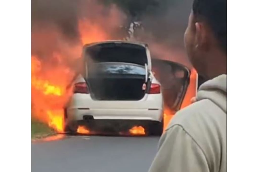 Viral Mobil BMW Terbakar di Sampang Madura, 2 Penumpang Lolos dari Kobaran Api