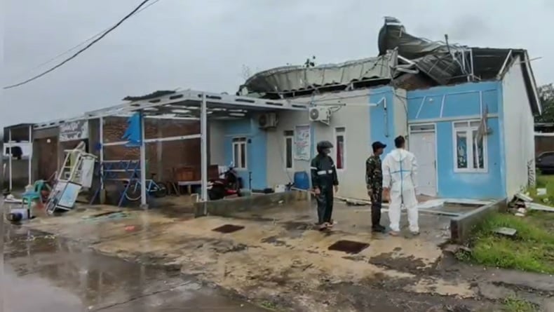 Puting Beliung Mengamuk di Maros, Belasan Rumah Rusak dan Bocah 5 Tahun Tersangkut di Atap 