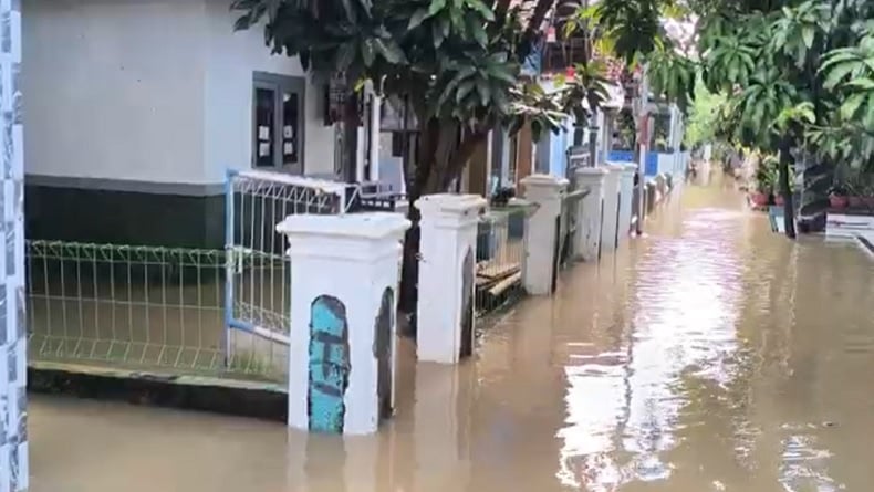 Hujan Deras, Sungai Singaraja Meluap Rendam Ratusan Rumah di Cirebon