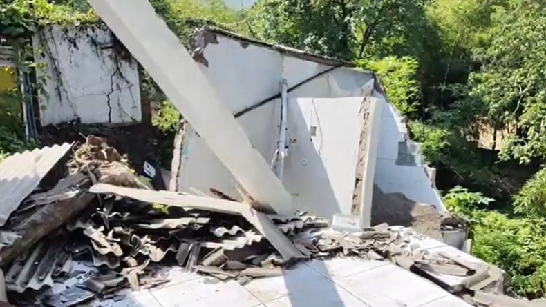 2 Rumah Ambruk, 4 Lainnya Terancam akibat Pergerakan Tanah di Sumedang