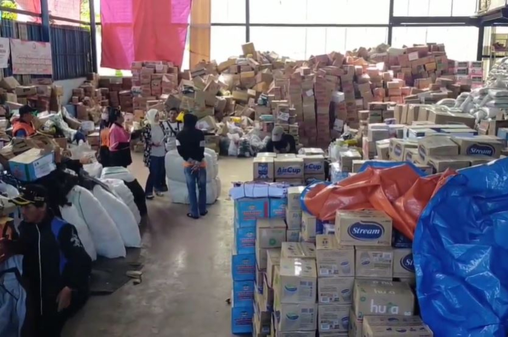 Penampakan Bantuan Korban Longsor Bandung Barat Menumpuk di Gudang Logistik