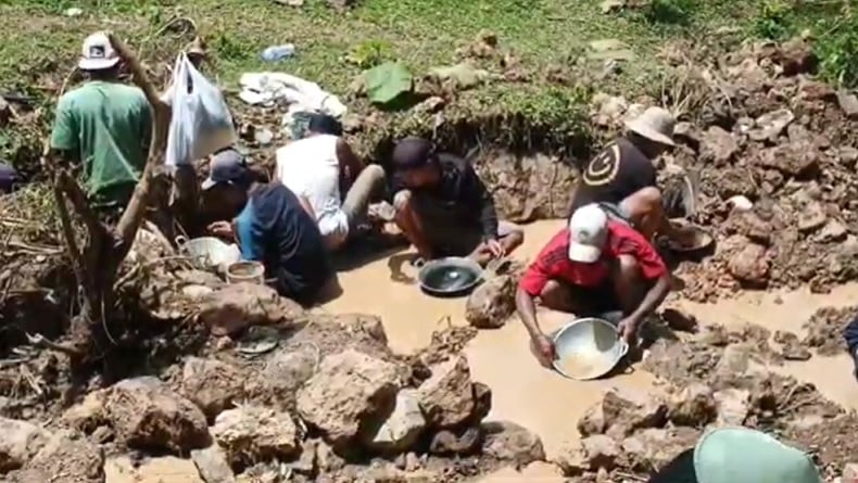 Berburu Butiran Emas, Ratusan Warga Serbu Sungai di Praya Barat Daya Lombok Tengah