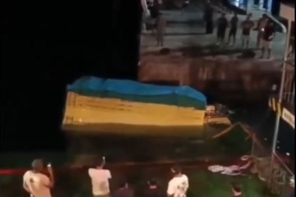 Truk Ekspedisi Jatuh ke Laut saat Keluar dari Kapal Feri di Dermaga Sofifi Tidore