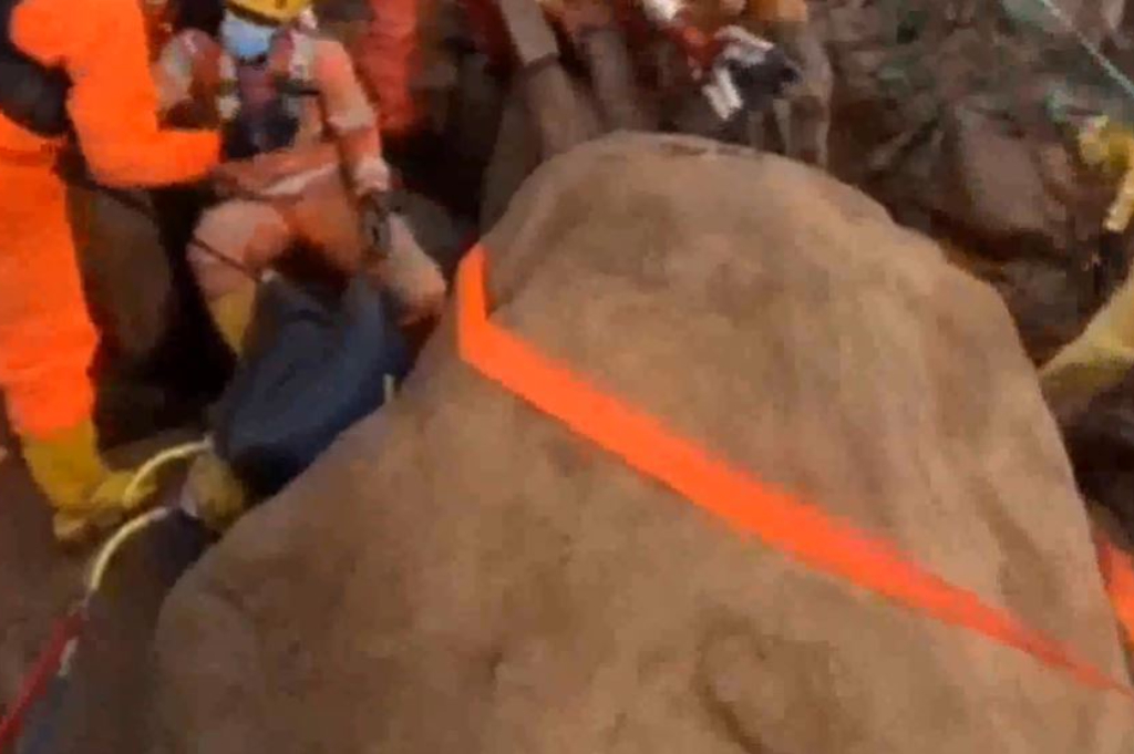 Viral Jenazah Korban Longsor di Bandung Barat Tertimpa Batu Besar, Evakuasi Dramatis